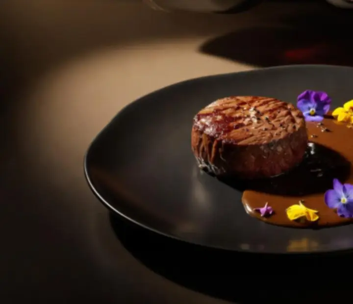 Detailně naservírovaný chef's special měsíce